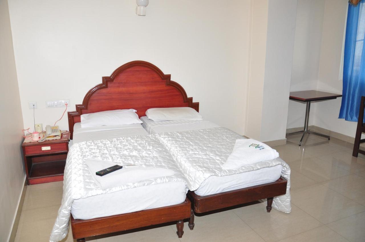 Dhanunjayas Luxury Hotel Hosūr Buitenkant foto